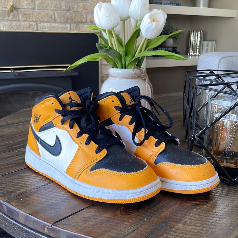 2022 Air Jordan 1 Mid 'Reverse Yellow Toe' size 6Y